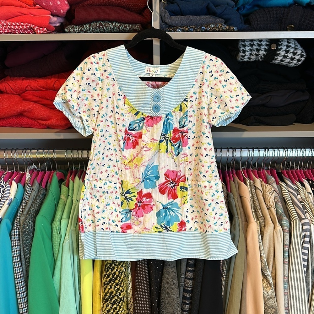 Peaches blue/white with pink/blue/yellow flowers short sleeve scoop neck top S